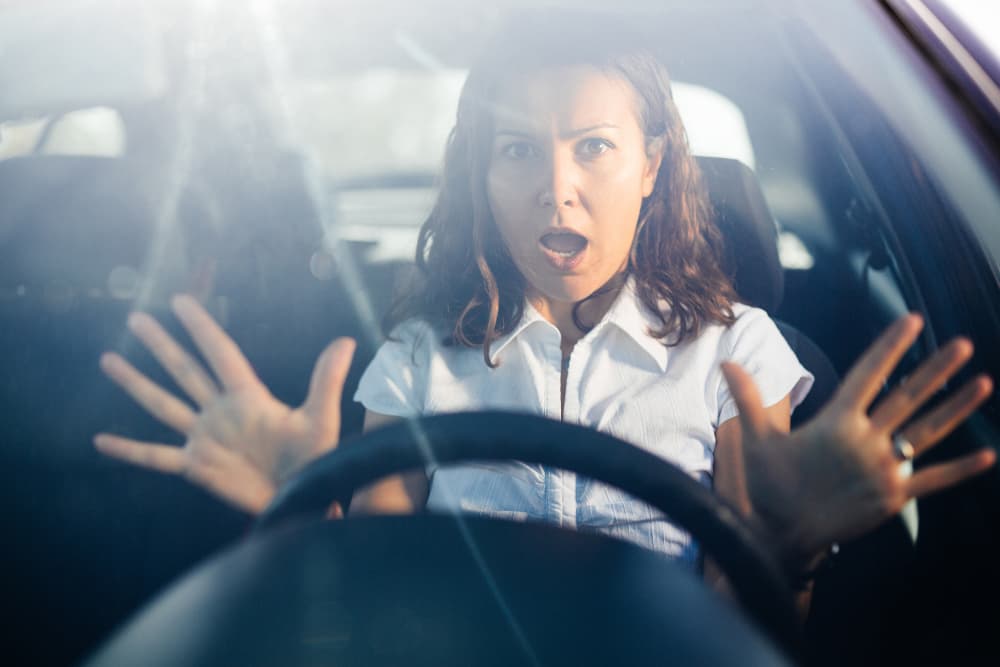 Vas en un auto y ves un animalito que sufre. La persona compasiva con sensibilidad sale del carro y le presta ayuda. Eso es compasión. La persona que no puede, con sensiblería, dice, "Ay no, no puedo ver eso" y se sigue de largo.
<br>