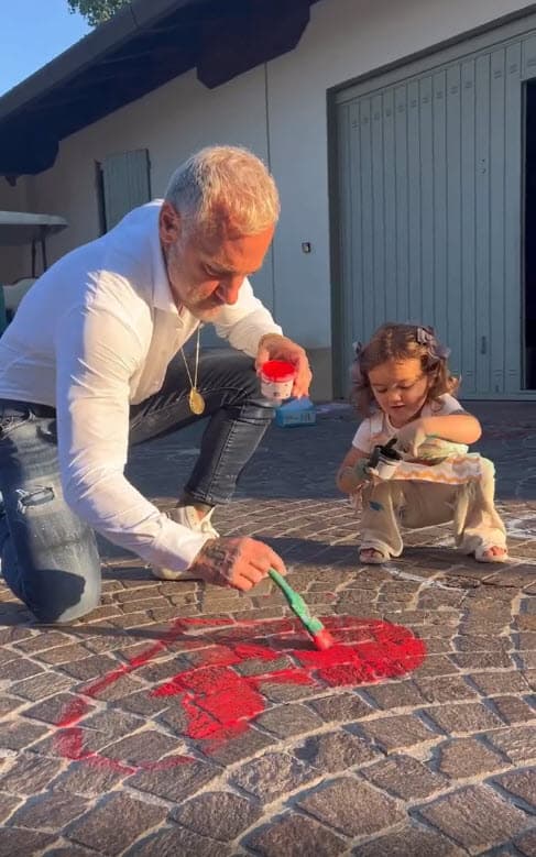 "Dos años contigo… Feliz cumpleaños amor mío. Haré todo para ser el padre de tus sueños. Te amo", escribió el millonario italiano.
<br>