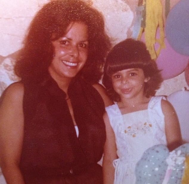 Aquí la vemos junto a su querida madre, un ángel que la cuida desde el cielo.