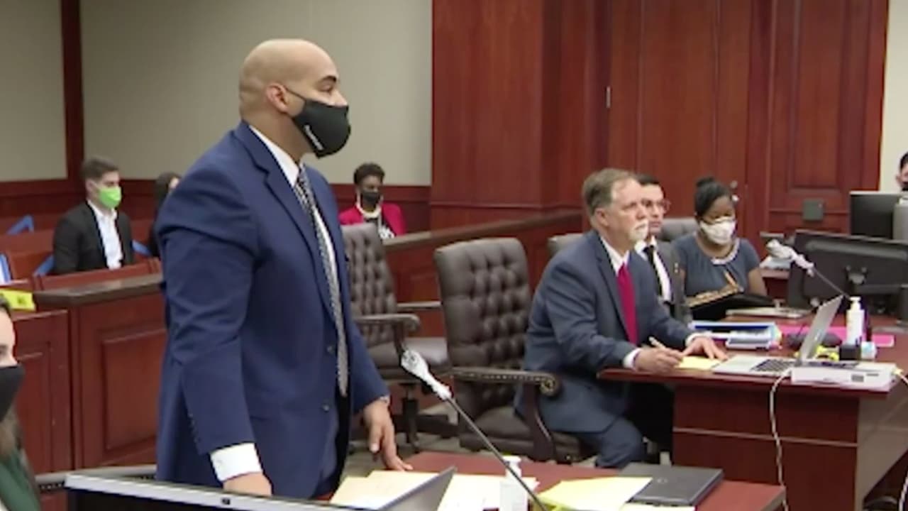 Los fiscales argumentaron que el cargo de evasión era razón suficiente para revocar la fianza, el juez estableció una nueva fianza de 300 mil dólares.