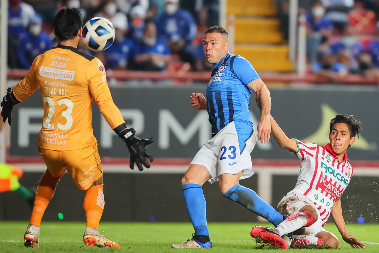 Al 48 del segundo tiempo, Hernádez detuvo un disparo a quemarropa de Pablo Aguilar, quien remató de aire en busca del 1-2.