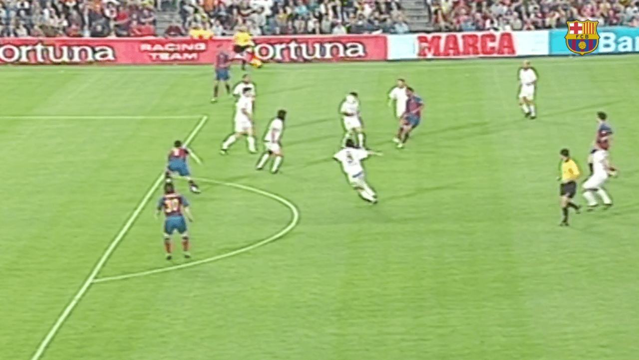 <b>Dudoso fuera de lugar</b>
<br>- En esta toma se aprecia con dificultad si estaba adelantado Messi o no.
<br>- Lo cierto, es que estaba destinado a estrenarse como jugador profesional del Barcelona aquella noche.