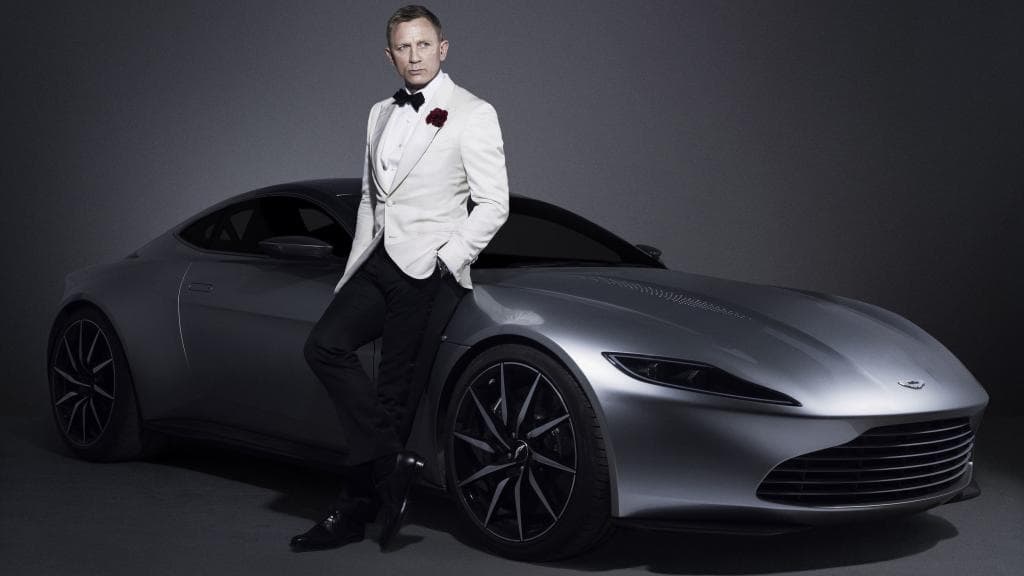 En esta imagen promocional de Spectre (2015), el mundo vio por primera vez al Aston Martin DB10. En ella se observa al vehículo junto al actor 
<b>Daniel Craig</b>, quién interpretó al agente secreto 007 en la película.