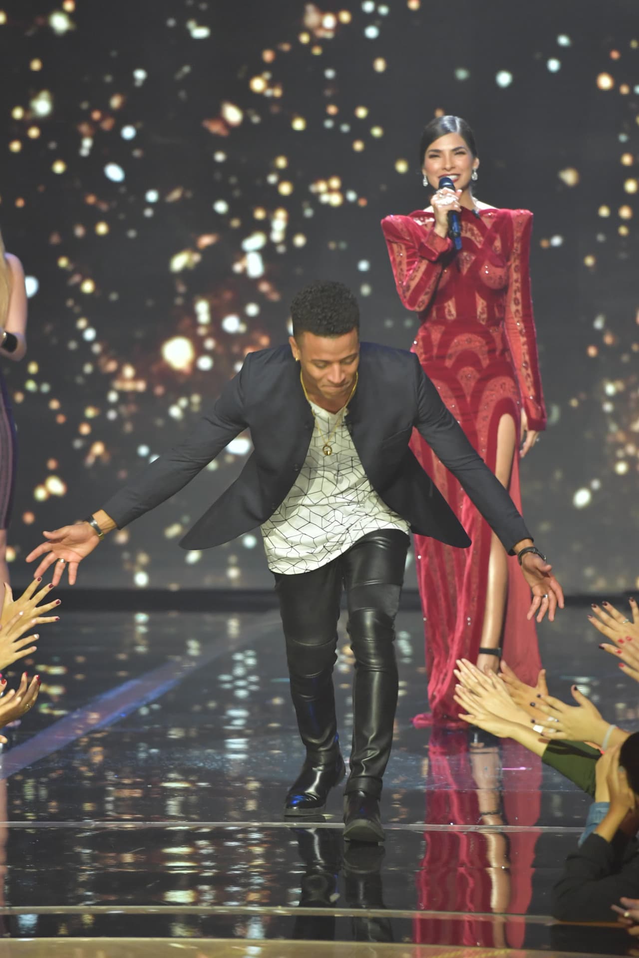 También celebró con los fans junto al escenario.