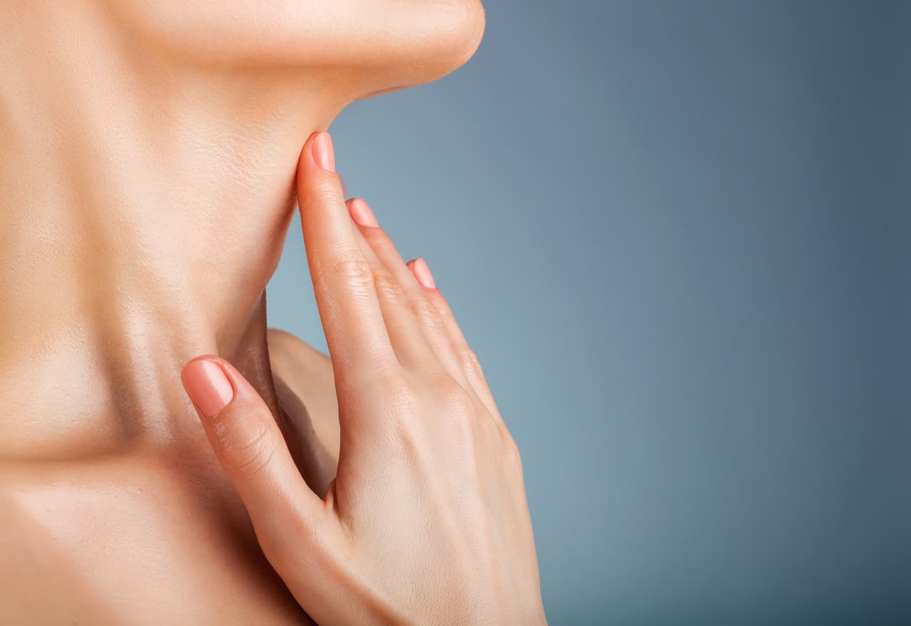 <b>Rutina de cuidado. </b>Dentro del ritual de limpieza y cuidado de la piel debes incluir el cuello. Puedes utilizar productos como cremas con efecto tensor, pero sobre todo aquellas que son hidratantes, ya que es muy importante para esta zona. Utiliza cremas con ingredientes como la vitamina C o el retinol, pues ambos componentes son eficaces para prevenir el envejecimiento acelerado de la piel.