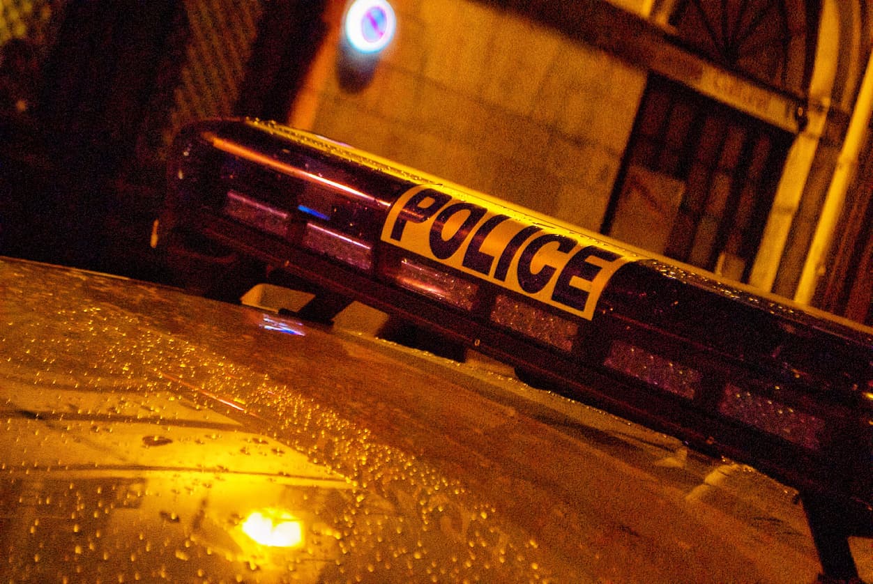 Se fue de viaje 6 meses, volvió a su casa y encontró un cadáver en descomposición empotrado en una pared de la cocina