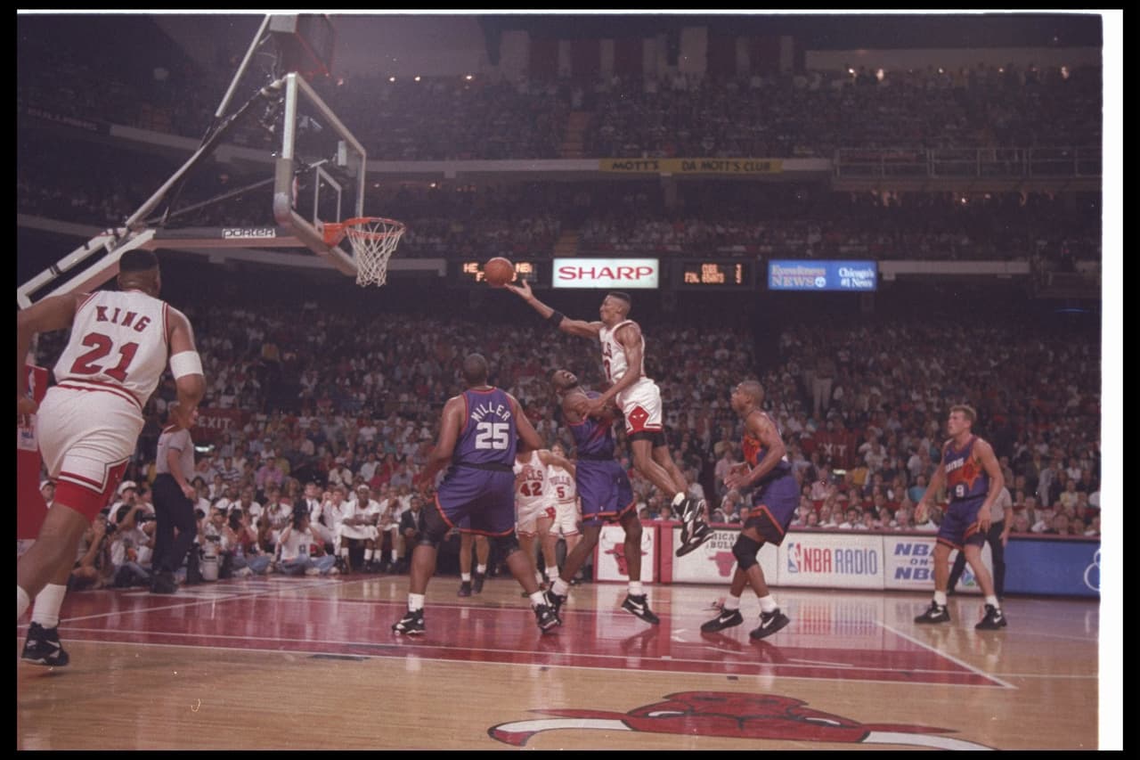 <a href="https://www.nba.com/game/phx-vs-chi-0049200073" target="_blank">13 de junio de 1993</a>: Vista general del tercer juego de las finales de la NBA entre los Chicago Bulls y los Phoenix Suns en el United Center de Chicago, Illinois. Los Suns ganaron el juego, 129-121.