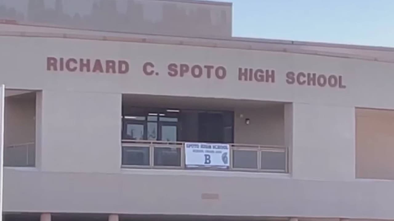 Arrestan a estudiante por llevar arma a escuela en Tampa; padres exigen más seguridad