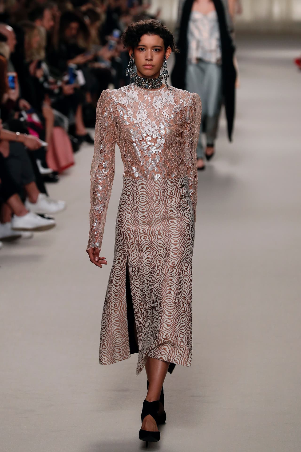 Hay que tener cuidado con el dramatismo, una cola muy pronunciada, un escote muy profundo, o quizás mucho vuelo en la falda puede hacer que todos pregunten ¿quién se refundió de evento? Una bata sencilla pero excelsa como esta de Lanvin es una de las decisiones más acertada que puede hacer cualquier invitada.