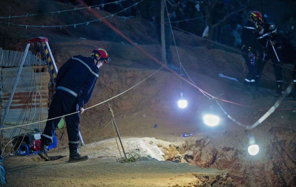 Durante cinco noches los equipos de rescate estuvieron haciendo excavaciones paralelas al pozo para alcanzar el nivel de profundidad en el que estaba Rayan, a unos 100 pies.