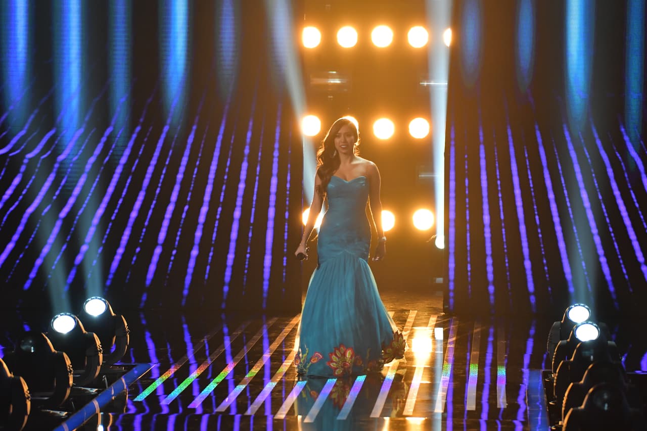 Virginia Stille. Mira 
<b><a href="https://www.univision.com/shows/reina-de-la-cancion/virginia-stille-es-la-primera-aspirante-en-poner-de-pie-al-jurado-de-reina-de-la-cancion-tras-cantar-que-seas-feliz-video" target="_blank">aquí su presentación</a></b>.