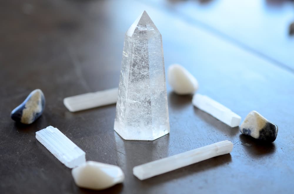 Ponla a tu lado siempre, en tu cubículo, en tu bolso, donde vayas, para que te protege y limpie de cualquier mala energía o envidia que te lancen.