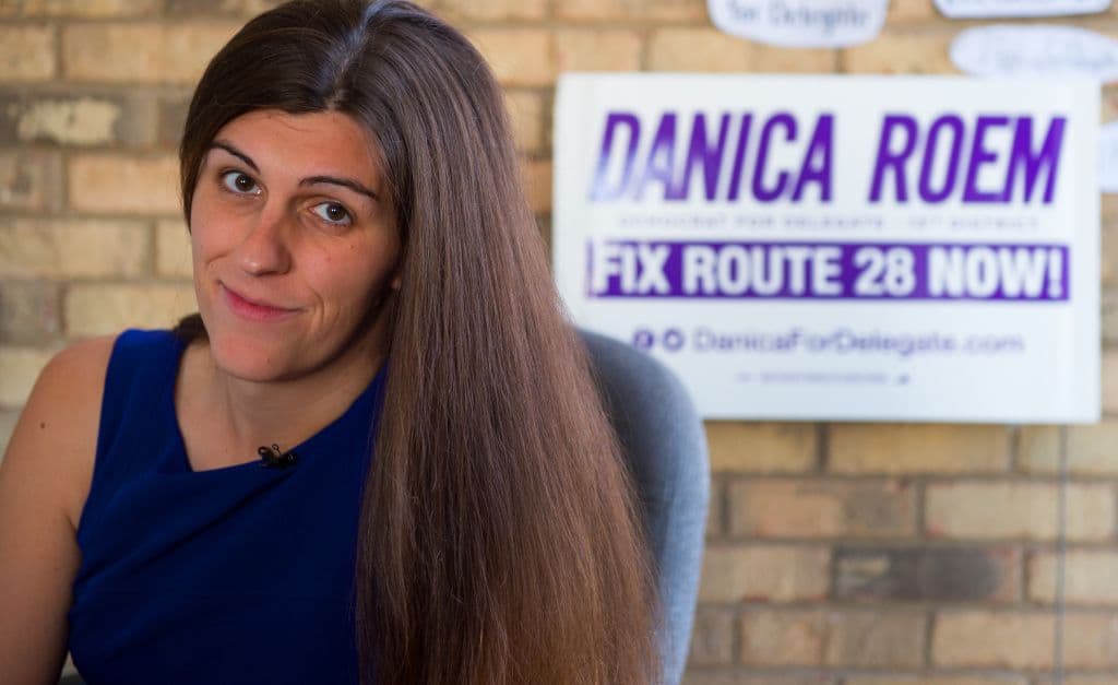 La delegada Danica Roem ganó el escaño del Senado del distrito 30, superando al candidato republicano Bill Woolf en una elección histórica.