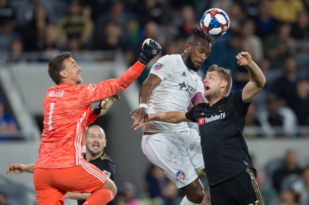 El defensa del FC Cincinnati Kendall Waston (centro) estuvo cerca del empate tras una salida en falso del arquero de LAFC Tyler Miller (izquierda).