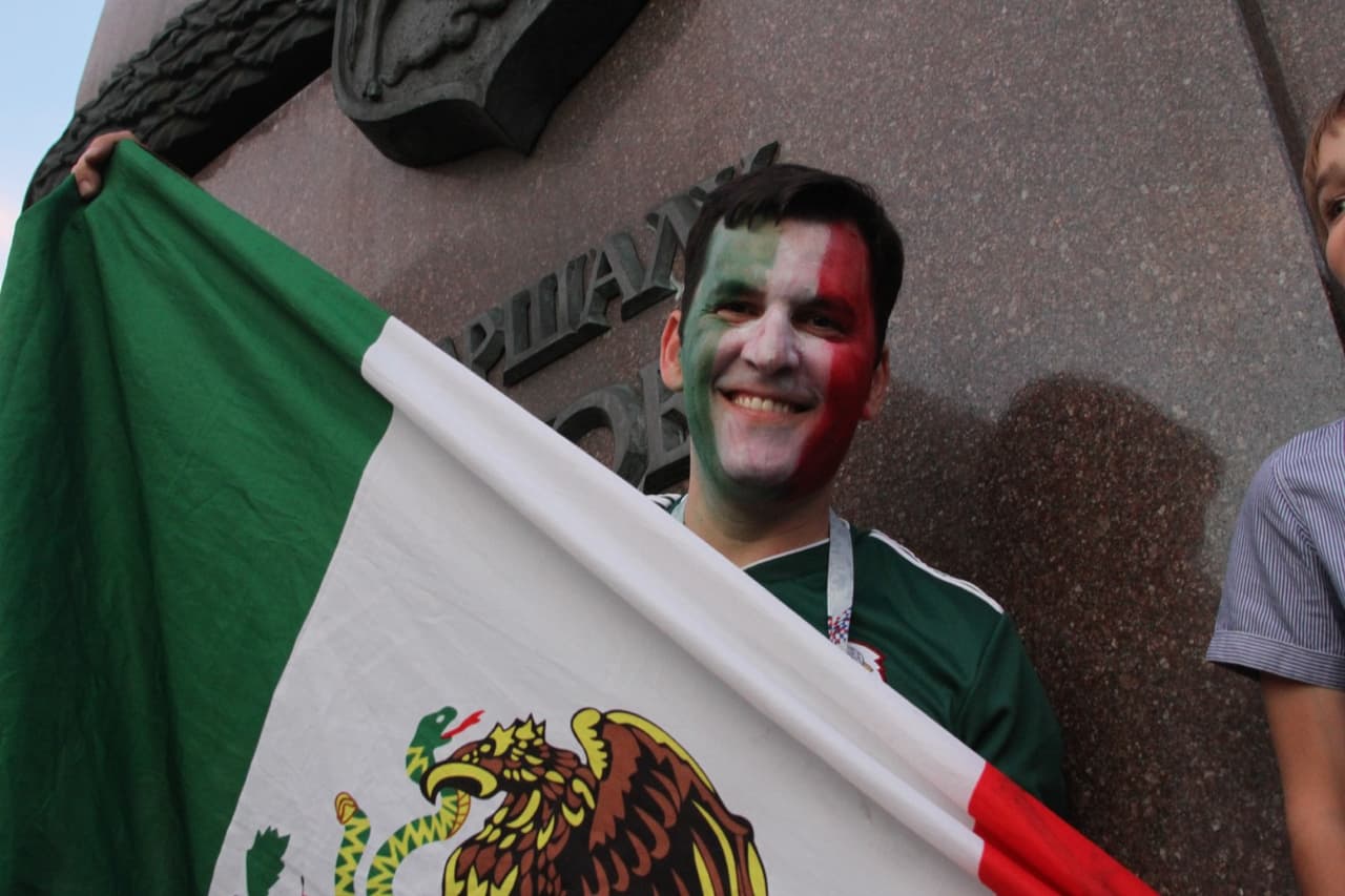 Tremendo jolgorio que armaron los aficionados mexicanos en la Plaza Roja en Moscú tras la gran victoria de la selección de México por 1-0 sobre Alemania. ¡Así festejaron! (Fotos: Ricardo Otero, enviado)