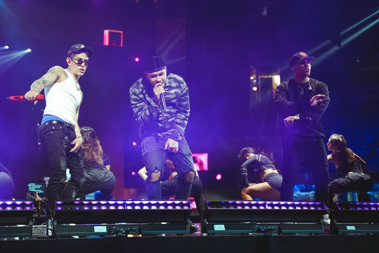 El 'flow' de Lenny Tavárez, Bozza y Juhn también se hizo presente y así ensayaron el performance de su tema 'Ella Remix'.