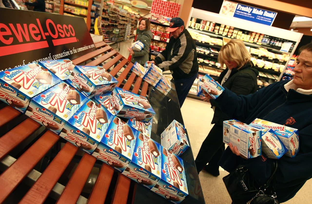 Jewel-Osco reservará todos los martes y jueves de 7 a.m. a 9 a.m. para personas mayores y compradores vulnerables.
<br>
<br>La tienda también quiere contratar a miles de trabajadores a medida que aumenta la demanda de alimentos y suministros debido a los temores de coronavirus.
<br>
<br>La compañía dice que tiene más de 3,000 puestos de trabajo inmediatos. Las aperturas incluyen empleados de medio tiempo en la tienda, conductores de reparto y compradores personales en su departamento de comercio electrónico.