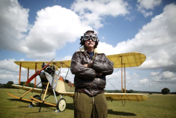 El piloto Stephen Slater posa frente a una réplica biplano de la Royal Flying Corp en Inglaterra.