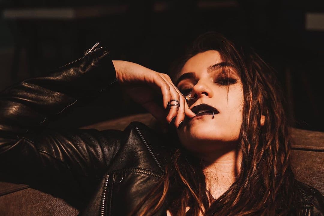 Con un look oscuro, 
<b><a href="https://www.univision.com/temas/sofia-castro" target="_blank">Sofía Castro</a> </b>será Kenia en El Dragón.