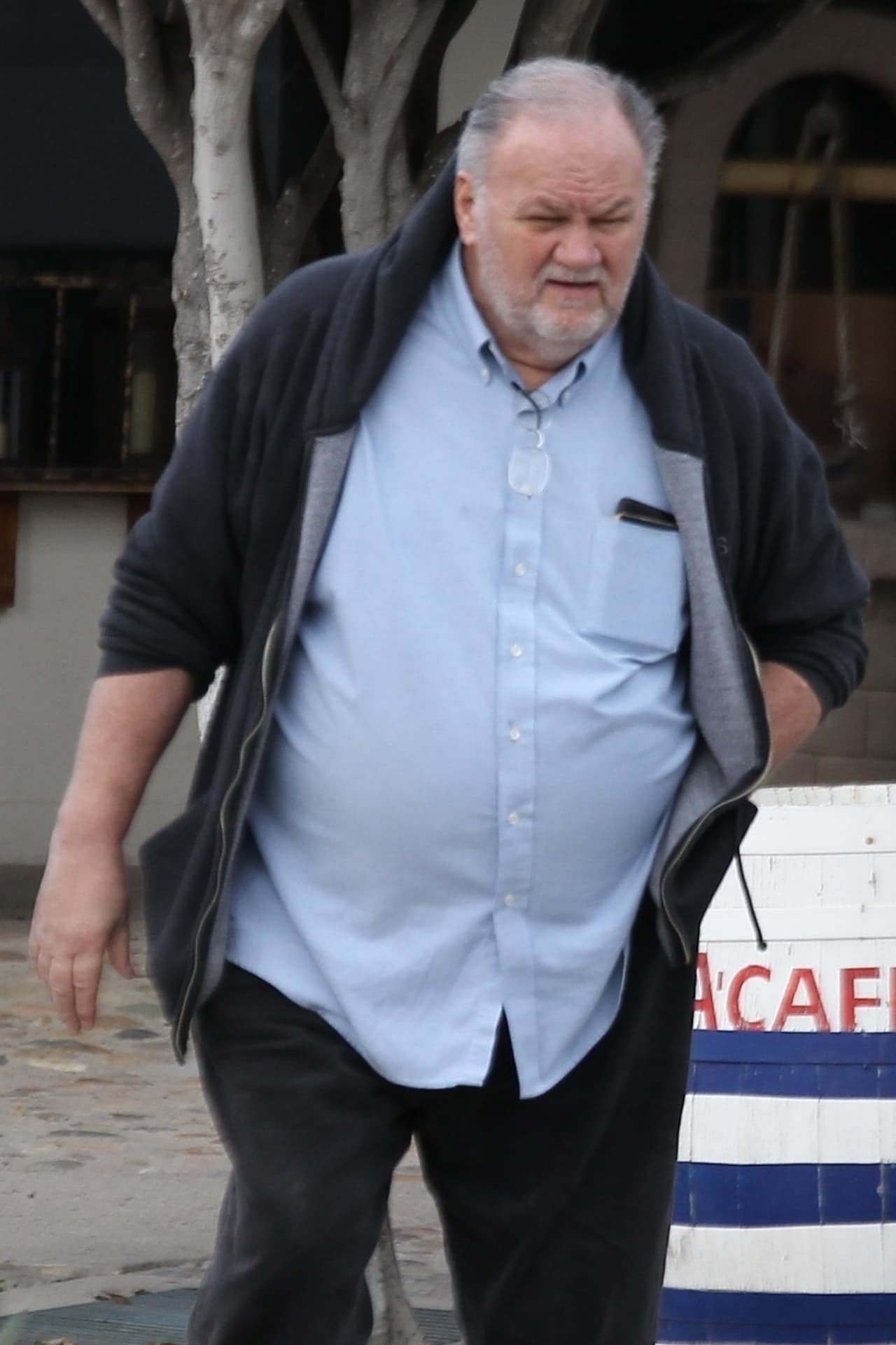 Thomas Markle ha tenido una serie de afecciones de salud que incluyen un problema cardíaco, hipertensión y prediabetes, las cuales lo colocan dentro de la población de mayor riesgo ante el covid-19.
<br>