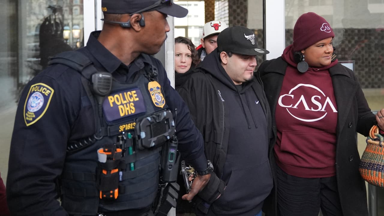 “La lucha seguirá”: Kilmar Abrego vuelve a casa y un juez impide que ICE lo arreste de nuevo