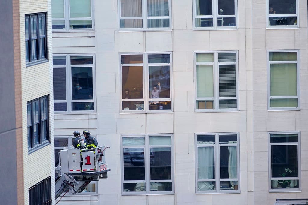 "Habrá escombros, humo, polvo, vehículos de emergencia y tráfico en el área", anunció NYPD en un tuit.