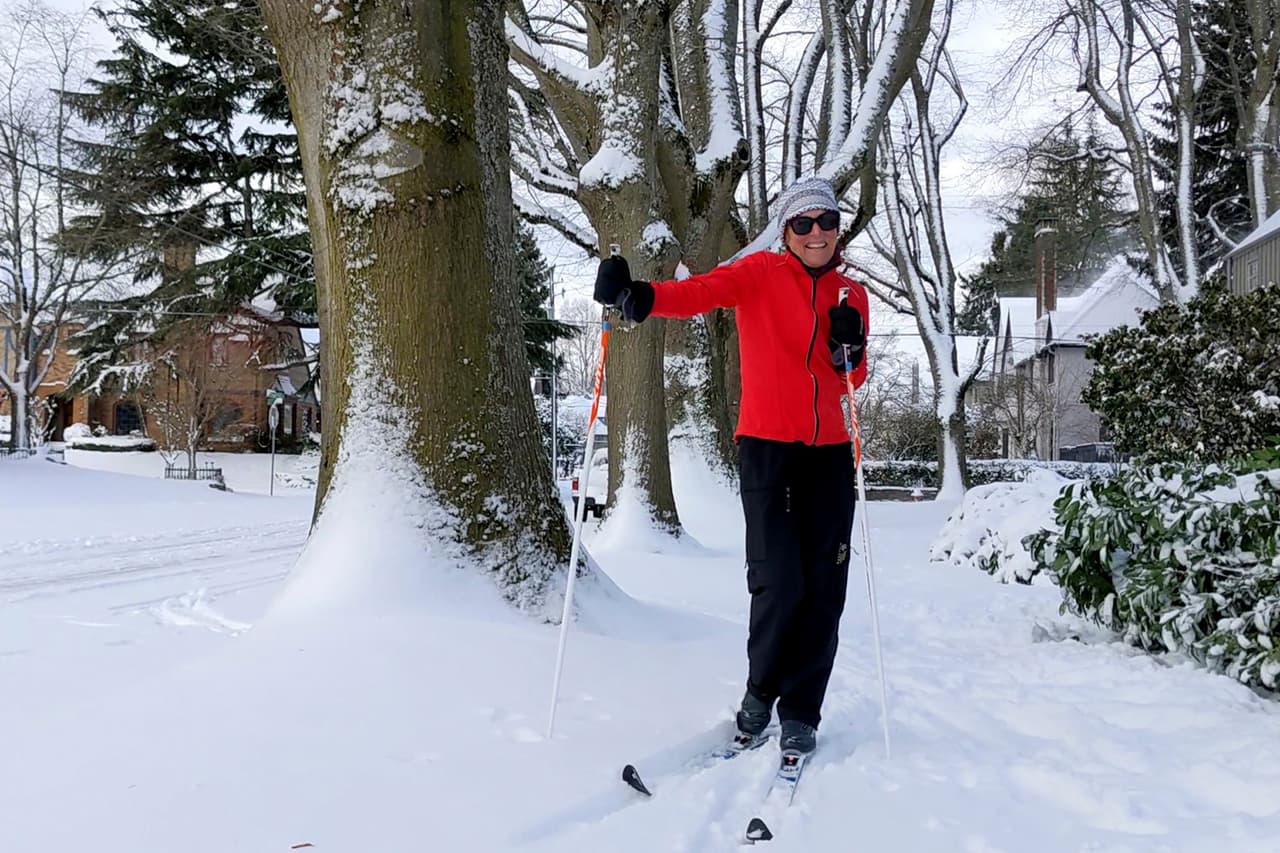 Otro de los sitios que registró récords durante este miércoles y jueves fue Portland, Oregon. En la imagen aparece Joan Josper, quien se ayuda de esquís para llegar a su casa en esa ciudad este jueves 23 de febrero. "Siempre hablan de un 'snowmageddon' en las noticias, y entonces generalmente lo ignoramos... y, bueno... ¡11 pulgadas después aquí estamos!", comentó a la agencia AP.