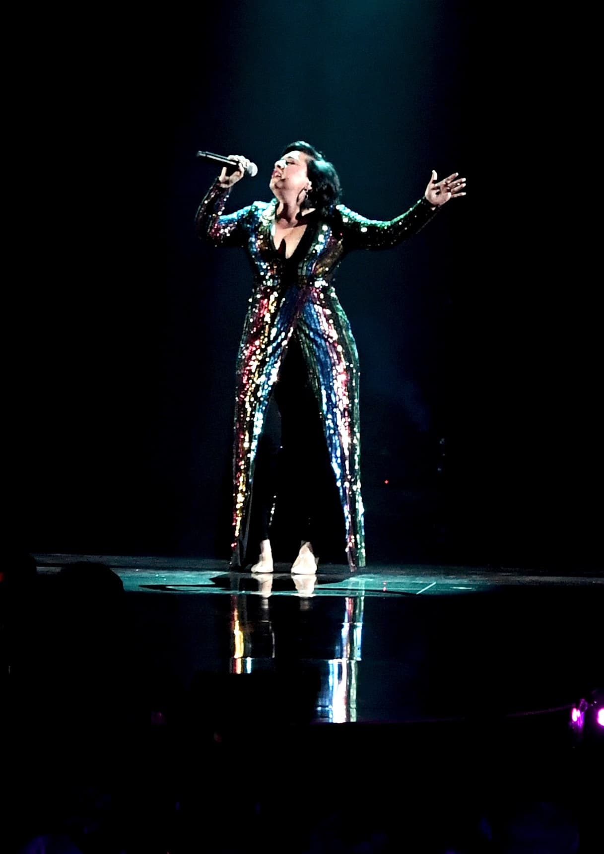 Carla Morrison en el escenario de Latin GRAMMY 2018 con J Balvin y sus 'Vibras'.