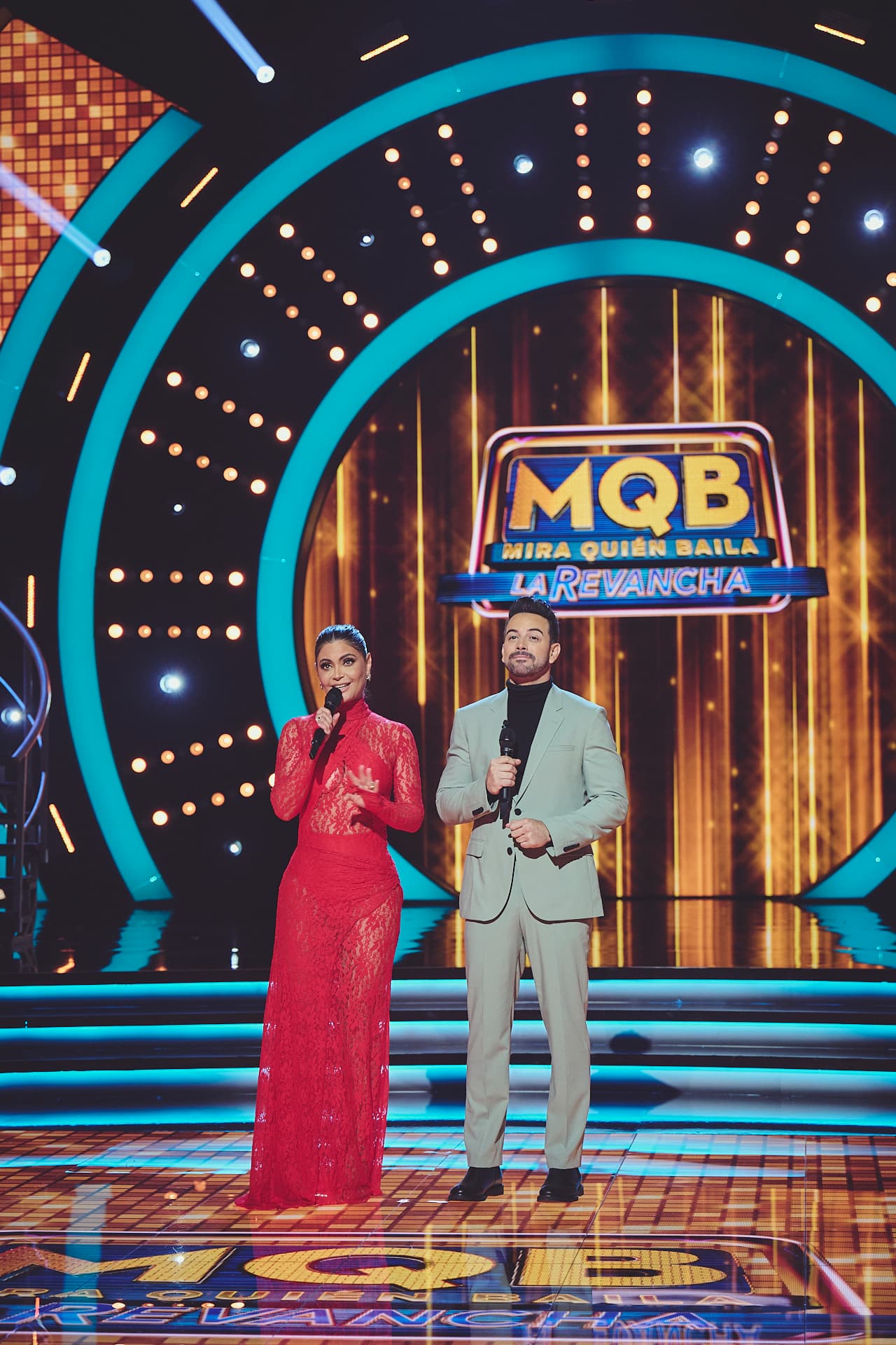 Chiqui Delgado y Mane de la Parra se complementan a la perfección en Mira Quién Baila ¡La Revancha! Sus looks combinan a la perfección y a la vez contrastan, añaden un toque de frescura y elegancia al programa.