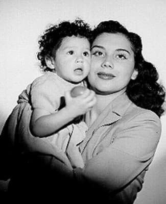 Julia Isabel De Llano Macedo nació el 8 de abril de 1944 en la Ciudad de México, cuando su padre tenía 26 años y su madre 18. Su hermano Luis nació justo un año más tarde y ambos crecieron con familias compuestas, ya que en 1948, Rita y Don Luis se divorciaron, compartiendo la custodia de ambos hijos.