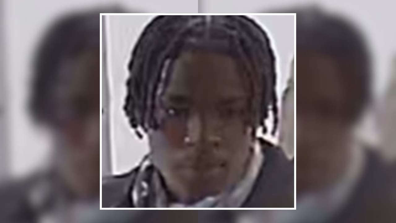 Está huyendo y lo acusan de asesinato con posibilidad de pena capital por matar a un adolescente en Texas