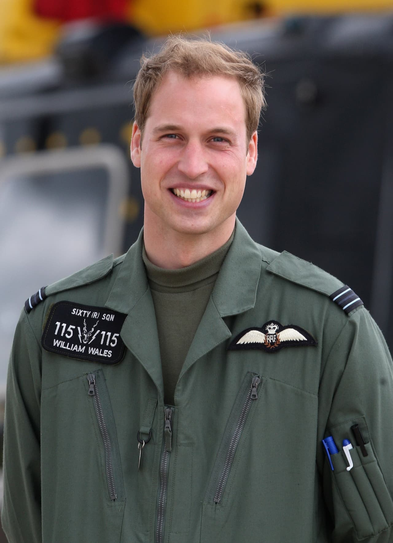 En 2009, junto a su hermano Harry, William se incorporó a la Real Fuerza Aéra, donde fue ascendió al rango de oficial y además completó su entrenamiento como piloto de helicóptero de búsqueda y rescate.