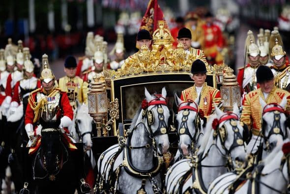 El vehículo, tirado por caballos, incluye asimismo mecanismos modernos, como los seis estabilizadores hidráulicos que, cubiertos de pan de oro, contribuyen a la comodidad en el interior de un carruaje que pesa tres toneladas.