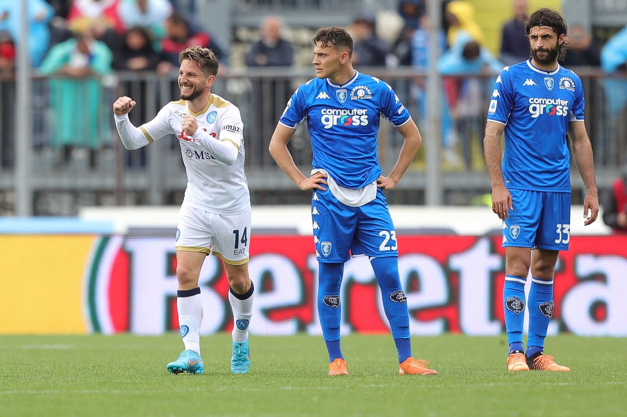 Hirving Lozano dio pase a gol, pero el Napoli se alejó de la lucha por el Scudetto con la épica remontada del Empoli para ganar 3-2 tras ir abajo 0-2 hasta los últimos 10 minutos en la Serie A.