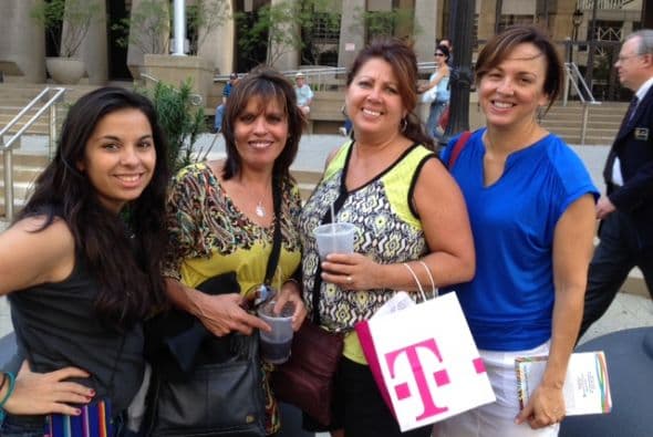 Cientos de personas asistieron a la 21º Fiesta del Pueblo este domingo en el centro de Raleigh. Grandes y pequeños pudieron disfrutar junto a Univision 40 de un ambiente lleno de juegos, antojitos, productos y mucho entretenimiento.