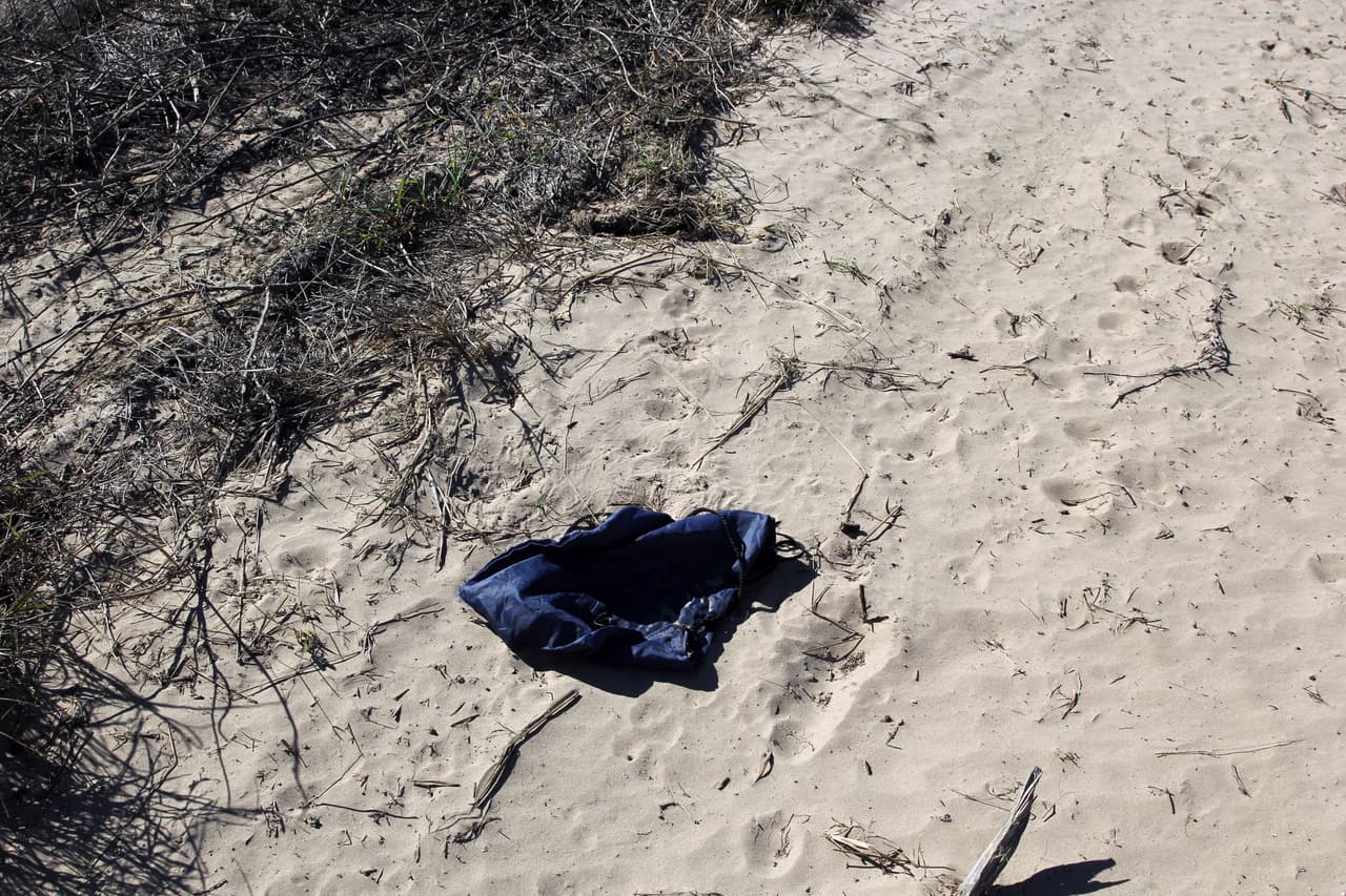 En verano, las temperaturas pueden superar los 105 grados Fahrenheit (más de 40 grados centígrados) en Brooks County. El sheriff Benny Martínez dice que a menudo encuentran cuerpos de migrantes que 
<b>se quitaron la ropa en el camino.</b> En medio de la desesperación, seguramente pensaron que eso los ayudaría a reducir la temperatura de su cuerpo. Pero cuando llegan a ese estado ya es demasiado tarde. “Es como un auto sobrecalentado, el motor explota”, asegura el sheriff. “Es una muerte lenta (...) Es la muerte más dura que puedo imaginar”.