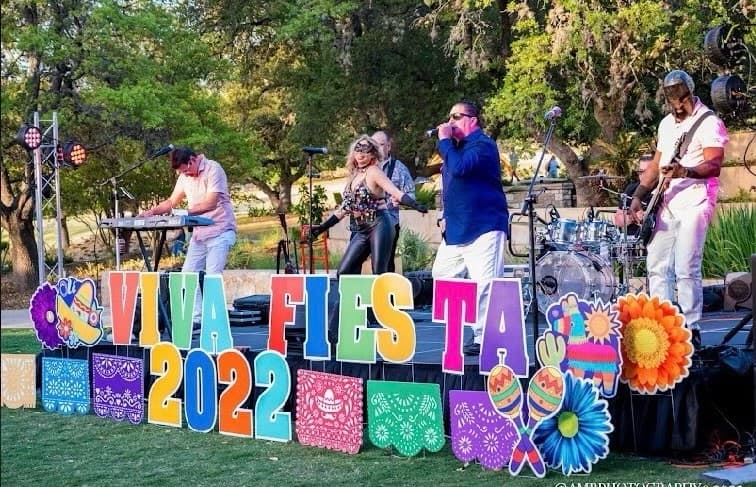 <h2 class="cms-H2-H2">Midnight in the garden of good and evil</h2>
<br>
<ul>
<li class="li1">Cuándo: 26 de abril</li>
</ul>
<ul>
<li class="li1">Hora: 19:00 horas - 23:00 horas</li>
</ul>
<ul>
<li class="li1">Dónde: DoSeum</li>
</ul>
<ul>
<li class="li1">Qué es: Un baile de máscaras con todo incluido. Habrá entretenimiento en vivo, comida y bebidas; una subasta silenciosa con arte, fotos y más sorpresas.</li>
</ul>
<ul>
<li class="li1">Costo: 100 dólares</li>
</ul>