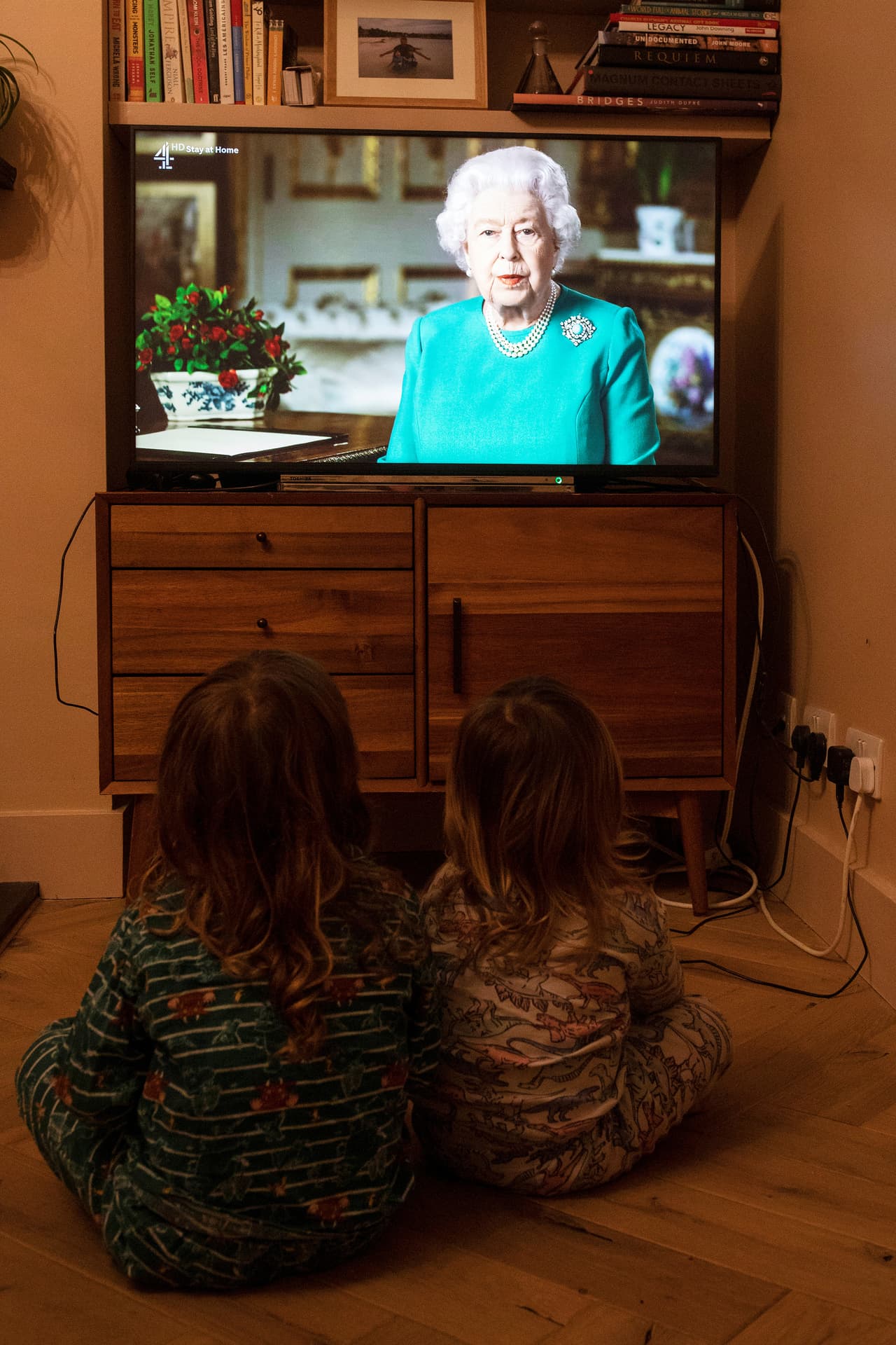 "Les estoy hablando en lo que 
<b><a href="https://www.univision.com/famosos/no-contagio-a-camilla-pero-el-principe-carlos-estuvo-con-la-reina-sus-hijos-y-nueras-poco-antes-de-enfermarse-video" target="_blank">sé que es un momento cada vez más difícil</a> </b>[…] Un momento de interrupción en la vida de nuestro país: una interrupción que ha causado dolor a algunos, dificultades financieras para muchos y enormes cambios en la vida cotidiana de todos nosotros", dijo la reina en su discurso, de acuerdo con una reseña del diario 
<b><a href="https://www.thesun.co.uk/news/11333613/queen-wartime-spirit-thanks-nhs-coronavirus/" target="_blank">The Sun. </a></b>
<br>