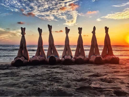 "Mermaids Vibes #atardecer #bachelorette#despedidamich #midespedida #lasamo", escribió la actriz en otra de las fotos que publicó en las redes sociales.