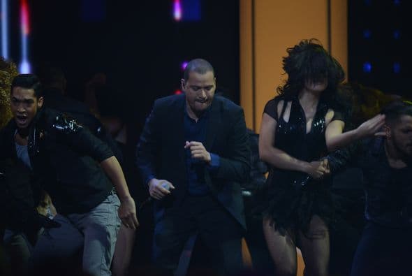 Y echó unos pasos en la tarima.