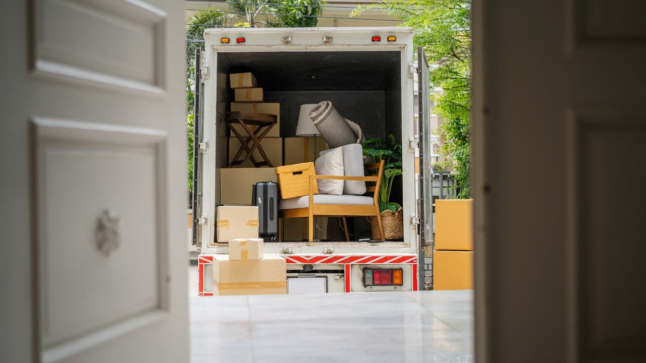 <h3 class="cms-H3-H3">El trámite: más fácil que nunca</h3>
<br>
<br>El gobierno mexicano puso en marcha 
<b>un sistema en línea para que hagas todo el trámite desde tu casa</b>. Aquí te contamos cómo hacerlo paso a paso:
<br>
<br>
<b>🖥️ Paso 1:</b> Entra a la plataforma
<br>Ve a 
<a href="https://www.miconsulado.sre.gob.mx/" target="_blank">miconsulado.sre.gob.mx</a>
<br>Si no tienes cuenta, crea una con tu correo o Llave MX.
<br>
<br>
<b>📄 Paso 2: </b>
<a href="https://citas.sre.gob.mx/" target="_blank">Selecciona “Menaje doméstico”</a>
<br>Es uno de los trámites disponibles. Da clic y elige “En línea”.
<br>
<br>
<b>📋 Paso 3:</b> Sube dos documentos:
<br>Tu identificación mexicana (pasaporte, INE, matrícula consular o CURP).
<br>La lista detallada de tus bienes (marca, modelo y número de serie para electrónicos).