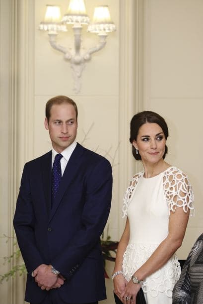 La duquesa de Cambridge nos sorprendió con su elección de vestuario para su visita en la Casa de Gobierno de Canberra, Australia. Pero no crean que enseñó piel de más, para nada. Kate simplemente eligió un diseño más arriesgado de lo que acostumbra. Lució hermosa en un vestido blanco de la diseñadora Lela Rose. Más videos de Chismes aquí.