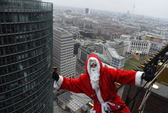 Nos queda claro que a Santa le gusta andar por las nubes, en Berlín subió a la torre Kollhoff que tiene 337 pies de altura.