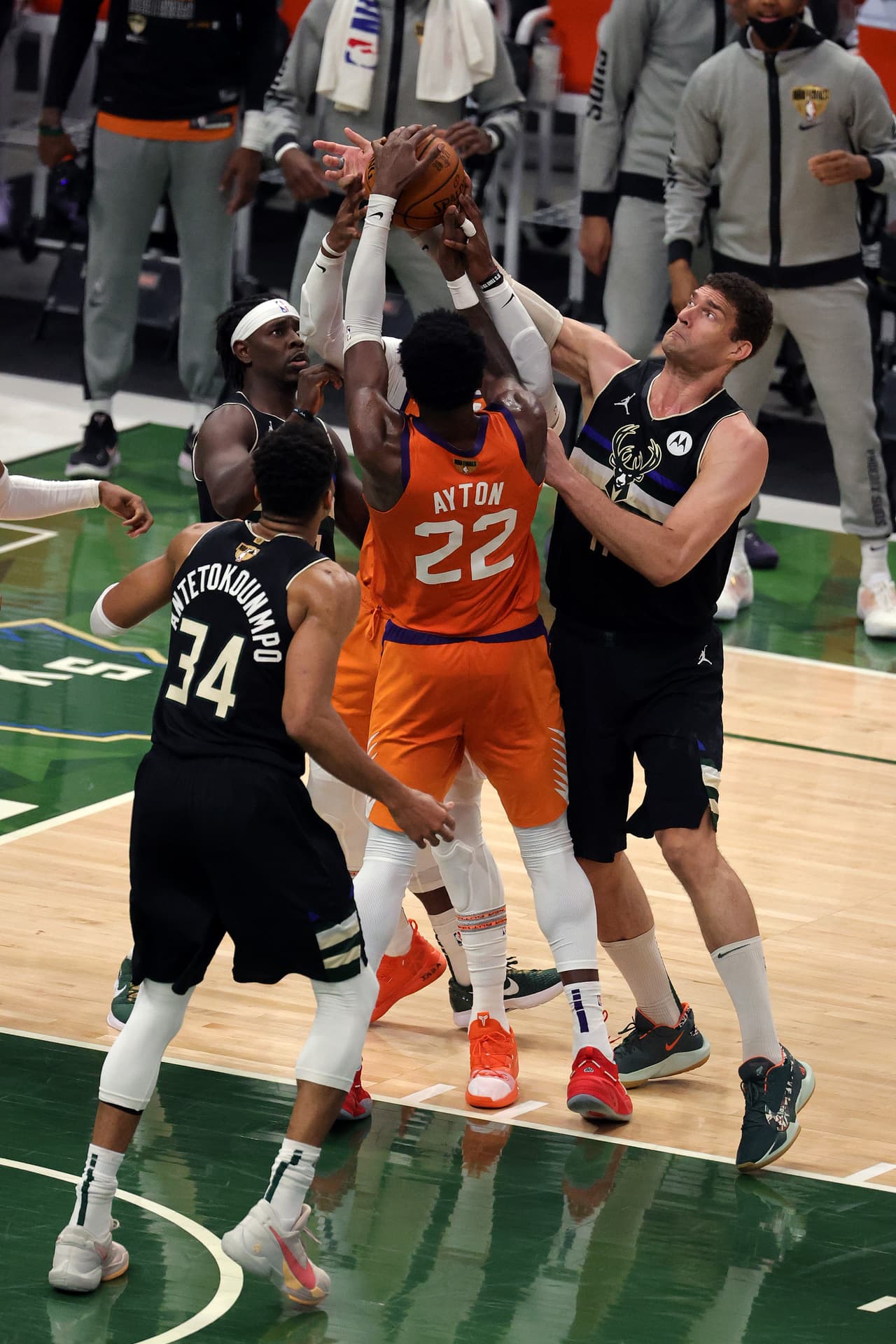 Durante 17 minutos, los Bucks fueron demasiado para unos Suns que encontraban puntos a cuentagotas.