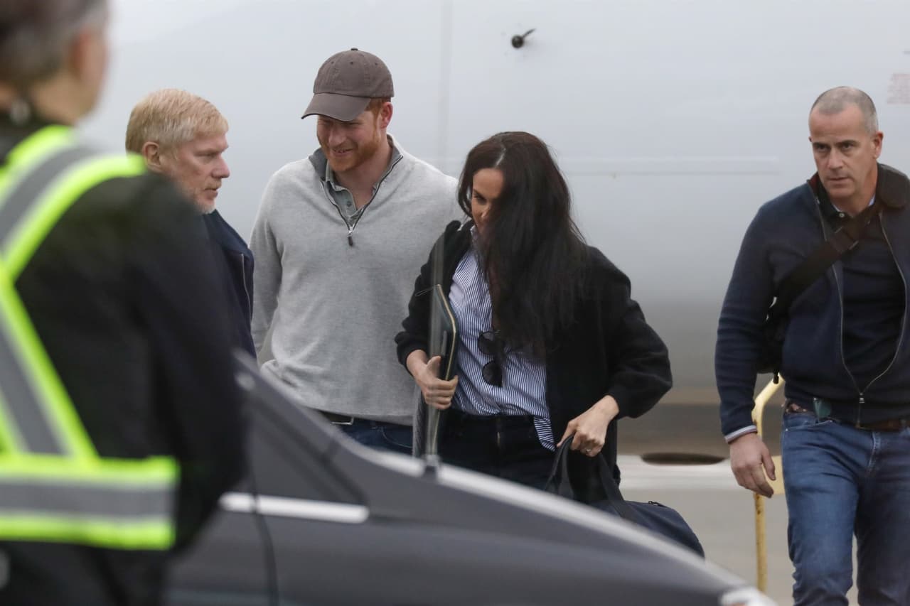Esto habría ocurrido cuando la pareja había decidido irse a pasar
<b> <a href="https://www.univision.com/famosos/canada-informa-que-lleva-4-meses-pagando-por-la-seguridad-de-meghan-markle-y-harry-pero-no-lo-haran-mas-fotos" target="_blank">la Navidad de 2019 en Canadá. </a></b>
<br>