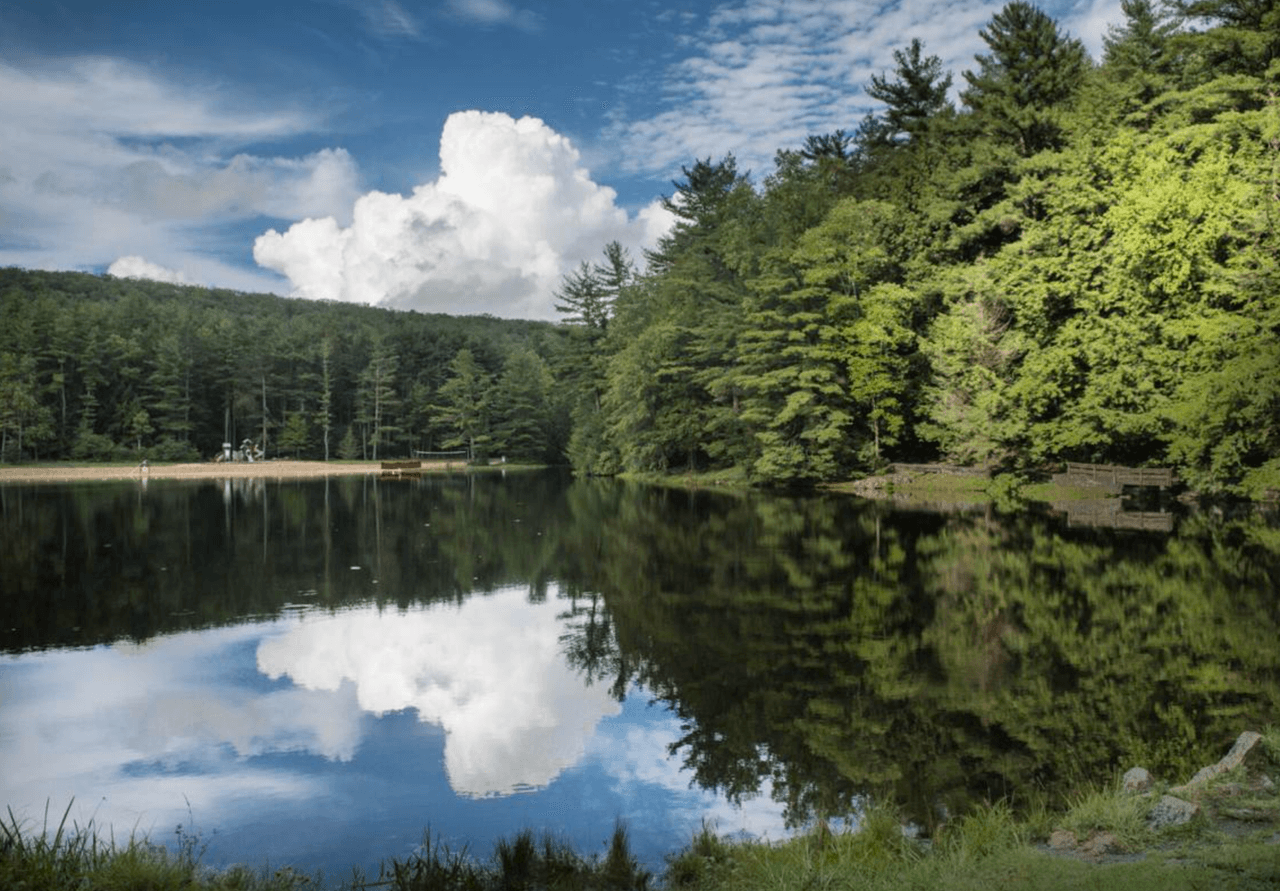 <b>R.B. Winter State Park: </b>En Hartley Township, el Parque Estatal Raymond B. Winter también alberga una playa para nadar de 300 pies.
<br>
<br>
<b>Cuándo</b>: el área de baño está abierta desde las 8 a. m. hasta la puesta del sol desde finales de mayo hasta mediados de septiembre.
<br>
<br>
<b>Otras comodidades</b>: baños, vestidores, cancha de voleibol de playa, área de juegos para niños
<br>
<br>
<b>Ubicación</b>: 17215 Buffalo Road, Mifflinburg, Pensilvania 17844
