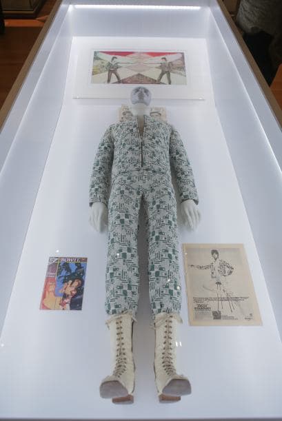 La exhibición se presenta en el Museo de Arte Contemporáneo de Chicago desde el 23 de septiembre y documenta la extensa carrera musical de uno de los iconos del glam rock británico.