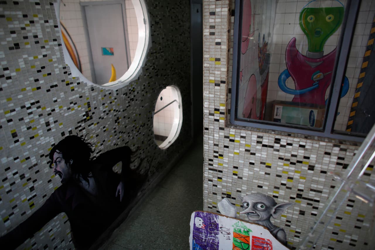 Muchos de los espacios del museo están decorados con murales.