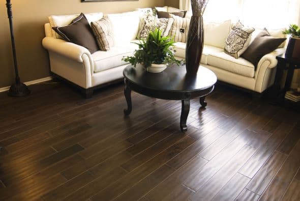 Las líneas son geométricas y sencillas. Si hay una estampa, puede ser escocesa.