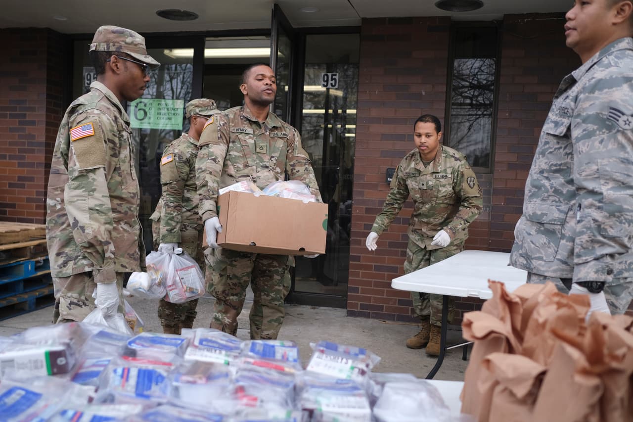Para aliviar al personal de los bancos de alimentos y otras organizaciones que se encuentran comprando y distribuyendo comidas gratis a los necesitados, la Guardia Nacional ha enviado a soldados a las ciudades más afectadas.
